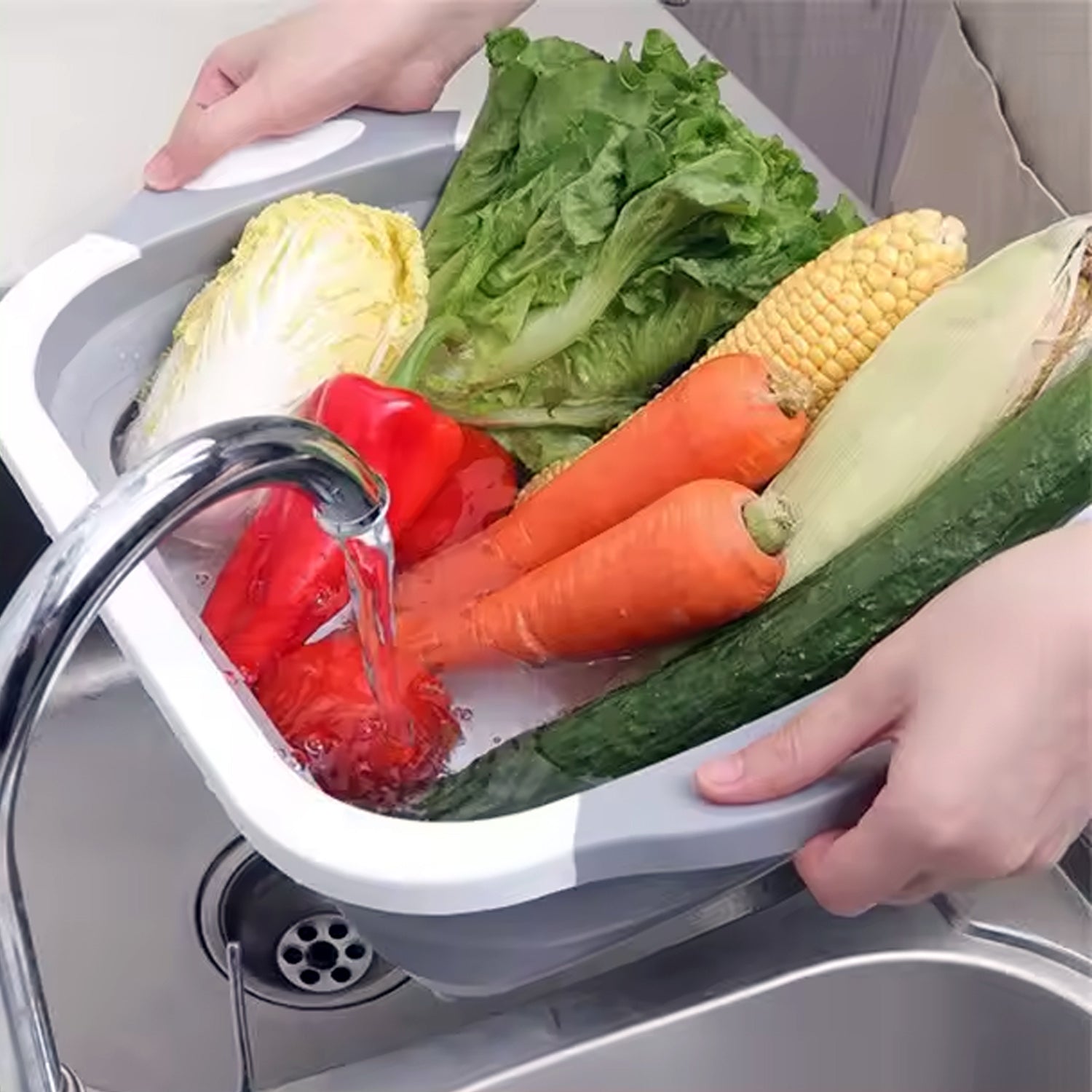 Collapsible cutting board with integrated tub Collapsible cutting board with integrated tub